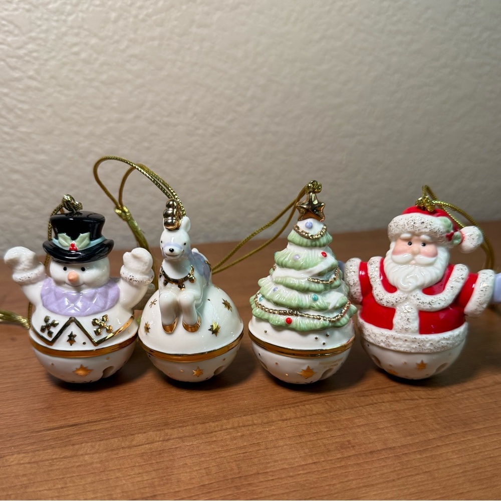 Lenox Set of 4 Mini Sleigh Bell
Ornaments Original
Packaging Excellent
Condition